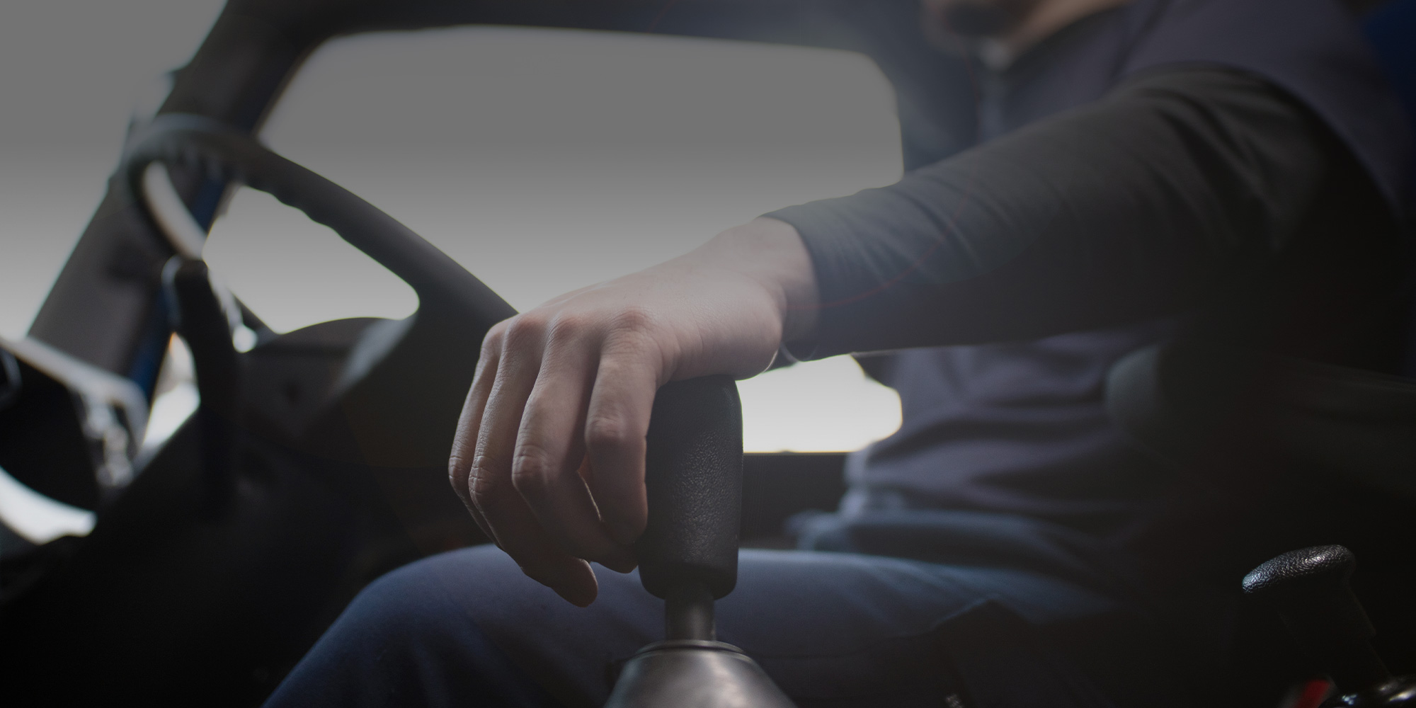 街をつくるのは、この一台だ。生コンクリートを運び、街の基盤を支えるミキサー車ドライバー。